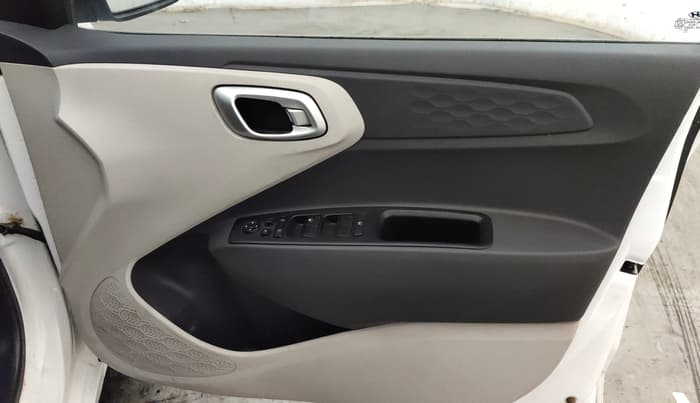2023 Hyundai AURA SX 1.2 CNG, CNG, Manual, 56,202 km, Driver Side Door Panels Control