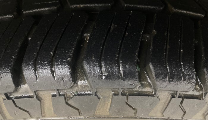 2018 Hyundai Eon MAGNA +, Petrol, Manual, 27,075 km, Left Front Tyre Tread