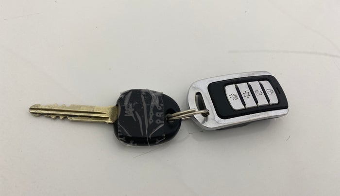 2018 Hyundai Eon MAGNA +, Petrol, Manual, 27,075 km, Key Close Up