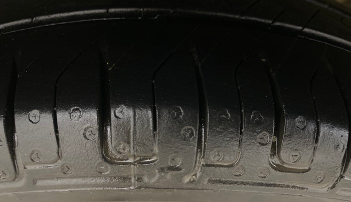 2018 Hyundai Eon MAGNA +, Petrol, Manual, 27,075 km, Right Rear Tyre Tread