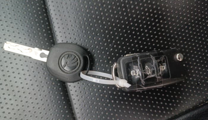 2016 Skoda Rapid 1.6 MPI ACTIVE, Petrol, Manual, 1,03,909 km, Key Close Up