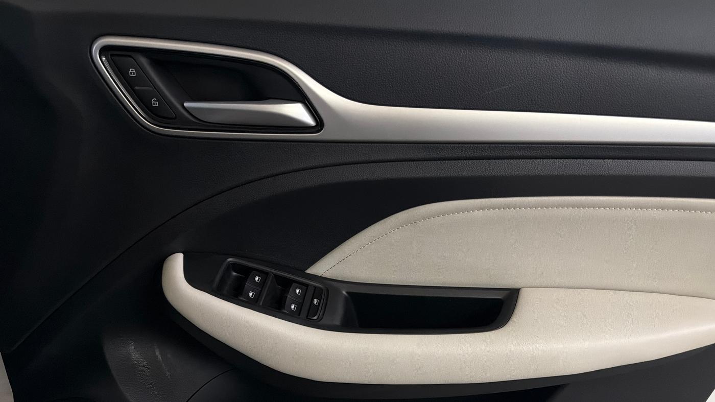 2025 MG ASTOR Sprint 1.5 MT (Ivory), Petrol, Manual, 7,439 km, Driver Side Door Panels Control