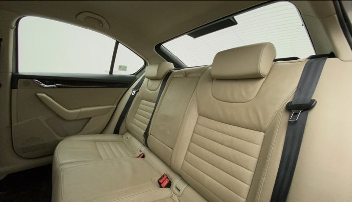 2014 Skoda Octavia AMBITION 2.0 TDI CR AT, Diesel, Automatic, 70,852 km, Right Side Rear Door Cabin