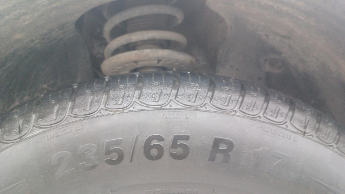 2018 Mahindra XUV500 W7, Diesel, Manual, 1,17,053 km, Right Front Tyre Tread