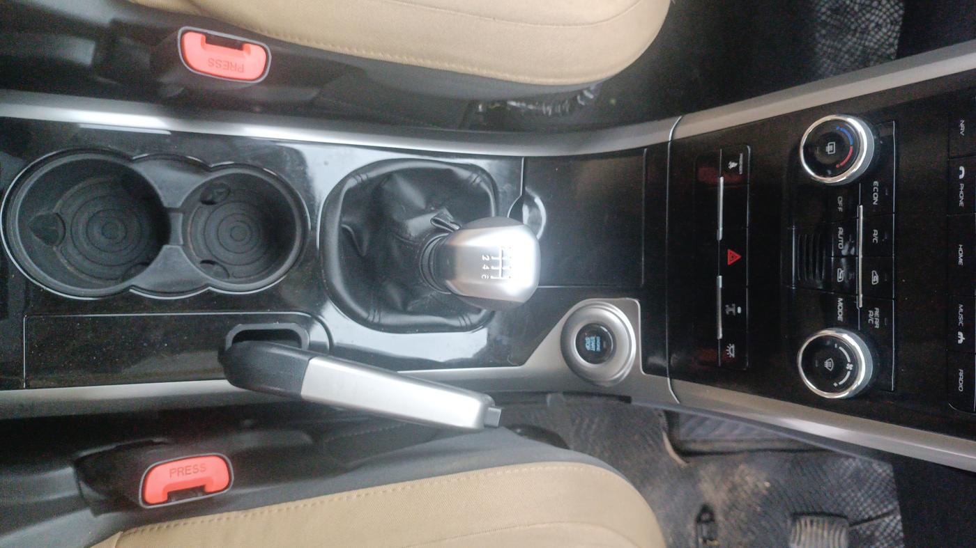 2018 Mahindra XUV500 W7, Diesel, Manual, 1,17,053 km, Gear Lever