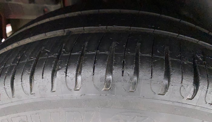 2012 Maruti Swift VXI, Petrol, Manual, 92,850 km, Right Rear Tyre Tread