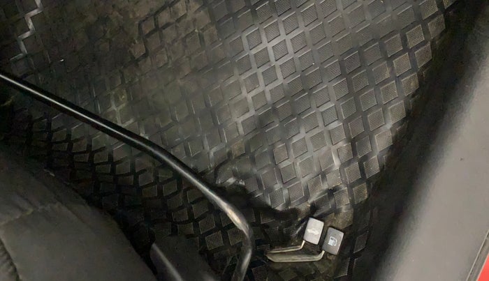 2012 Maruti Swift VXI, Petrol, Manual, 92,850 km, Flooring - Carpet is minor damage