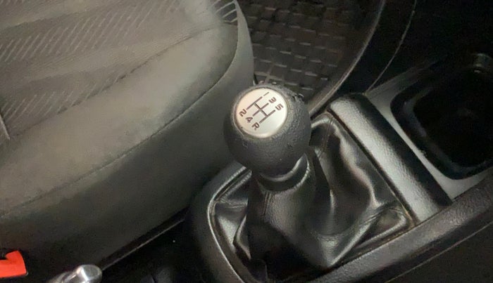 2012 Maruti Swift VXI, Petrol, Manual, 92,850 km, Gear lever - Knob cover torn