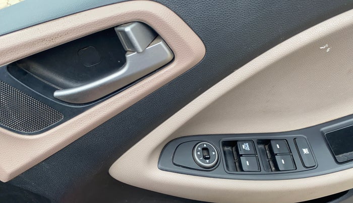 2020 Hyundai Elite i20 MAGNA PLUS 1.2, Petrol, Manual, 61,932 km, Driver Side Door Panels Control