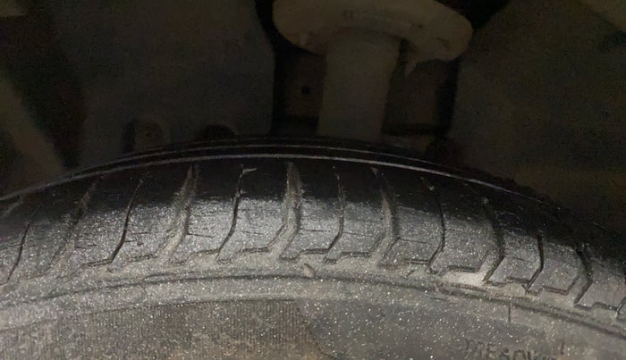 2015 Ford Ecosport AMBIENTE 1.5L PETROL, Petrol, Manual, 1,13,998 km, Left Front Tyre Tread