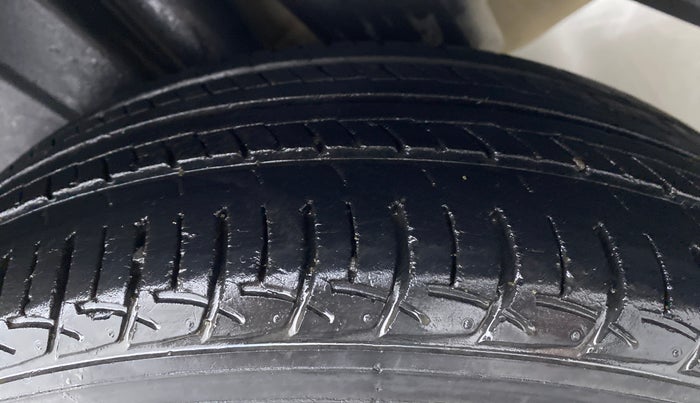 2016 Maruti Ciaz VXI PLUS, Petrol, Manual, 63,916 km, Left Rear Tyre Tread