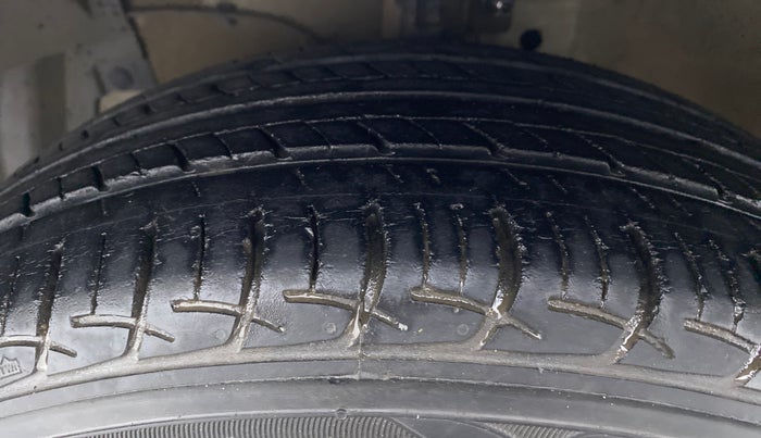 2016 Maruti Ciaz VXI PLUS, Petrol, Manual, 63,916 km, Left Front Tyre Tread