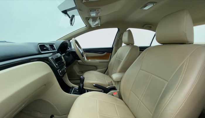 2016 Maruti Ciaz VXI PLUS, Petrol, Manual, 63,916 km, Right Side Front Door Cabin