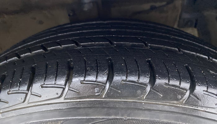 2016 Maruti Ciaz VXI PLUS, Petrol, Manual, 63,916 km, Right Front Tyre Tread