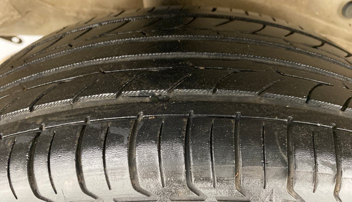 2011 Toyota Etios Liva G, Petrol, Manual, 97,269 km, Right Rear Tyre Tread