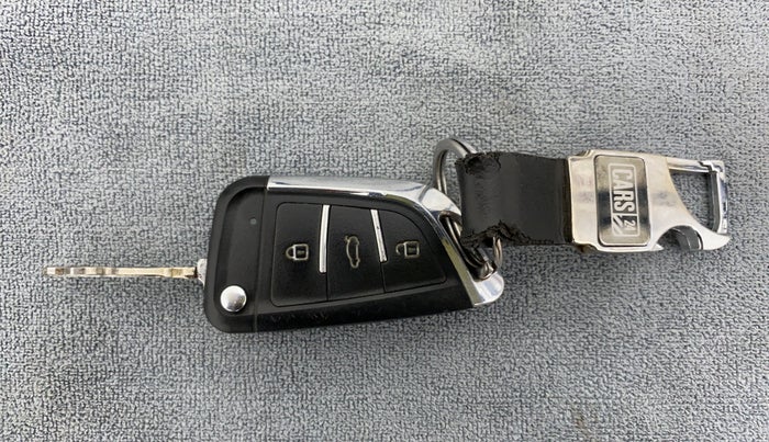 2019 Renault TRIBER RXE MT PETROL, Petrol, Manual, 11,799 km, Key Close Up