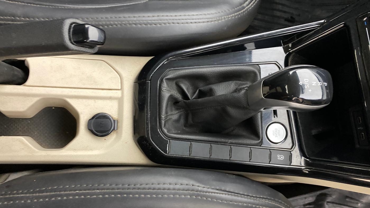 2023 Volkswagen VIRTUS HIGHLINE TSI 1.0 AT, Petrol, Automatic, 69,324 km, Gear Lever