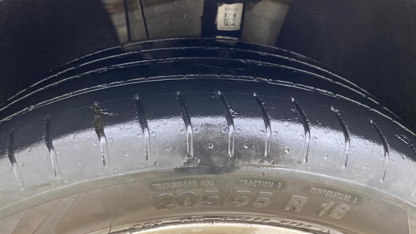 2023 Volkswagen VIRTUS HIGHLINE TSI 1.0 AT, Petrol, Automatic, 69,324 km, Right Front Tyre Tread