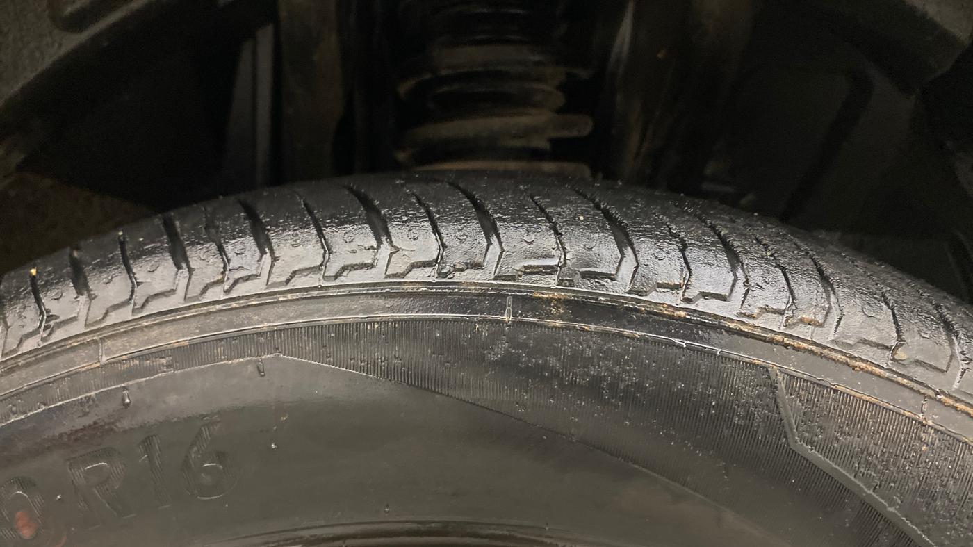 2021 Renault Kiger RXZ TURBO CVT DUAL TONE, Petrol, Automatic, 33,297 km, Right Front Tyre Tread