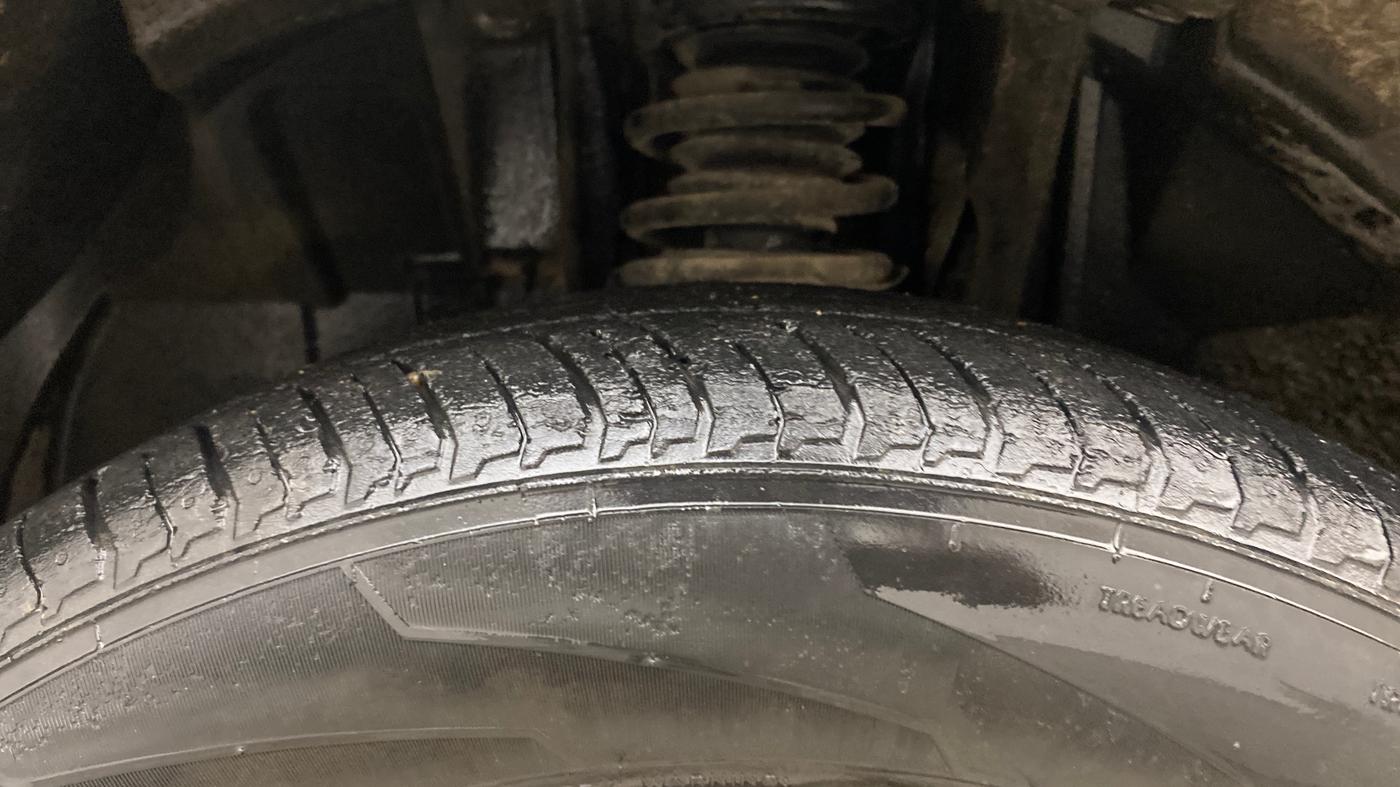 2021 Renault Kiger RXZ TURBO CVT DUAL TONE, Petrol, Automatic, 33,297 km, Left Front Tyre Tread