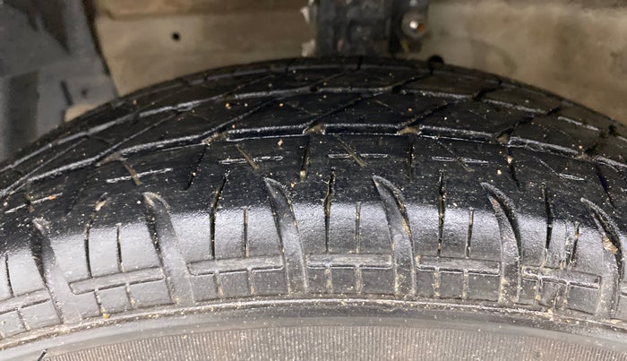2013 Maruti Swift VXI, Petrol, Manual, 72,205 km, Left Front Tyre Tread