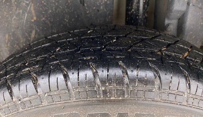 2013 Maruti Swift VXI, Petrol, Manual, 72,205 km, Left Rear Tyre Tread