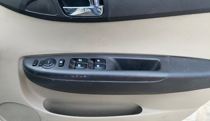 2013 Hyundai i20 SPORTZ 1.2, Petrol, Manual, 1,08,458 km, Driver Side Door Panels Control
