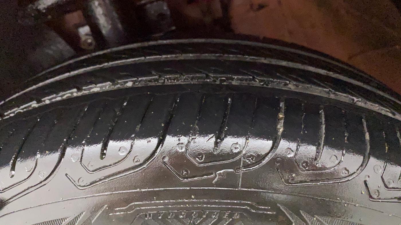 2017 Volkswagen Polo HIGHLINE1.5L, Diesel, Manual, 1,21,741 km, Left Front Tyre Tread