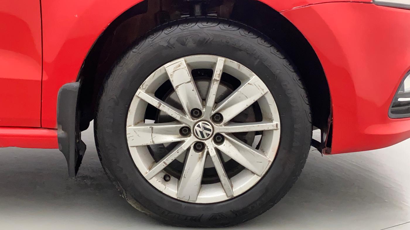 2017 Volkswagen Polo HIGHLINE1.5L, Diesel, Manual, 1,21,741 km, Right Front Wheel