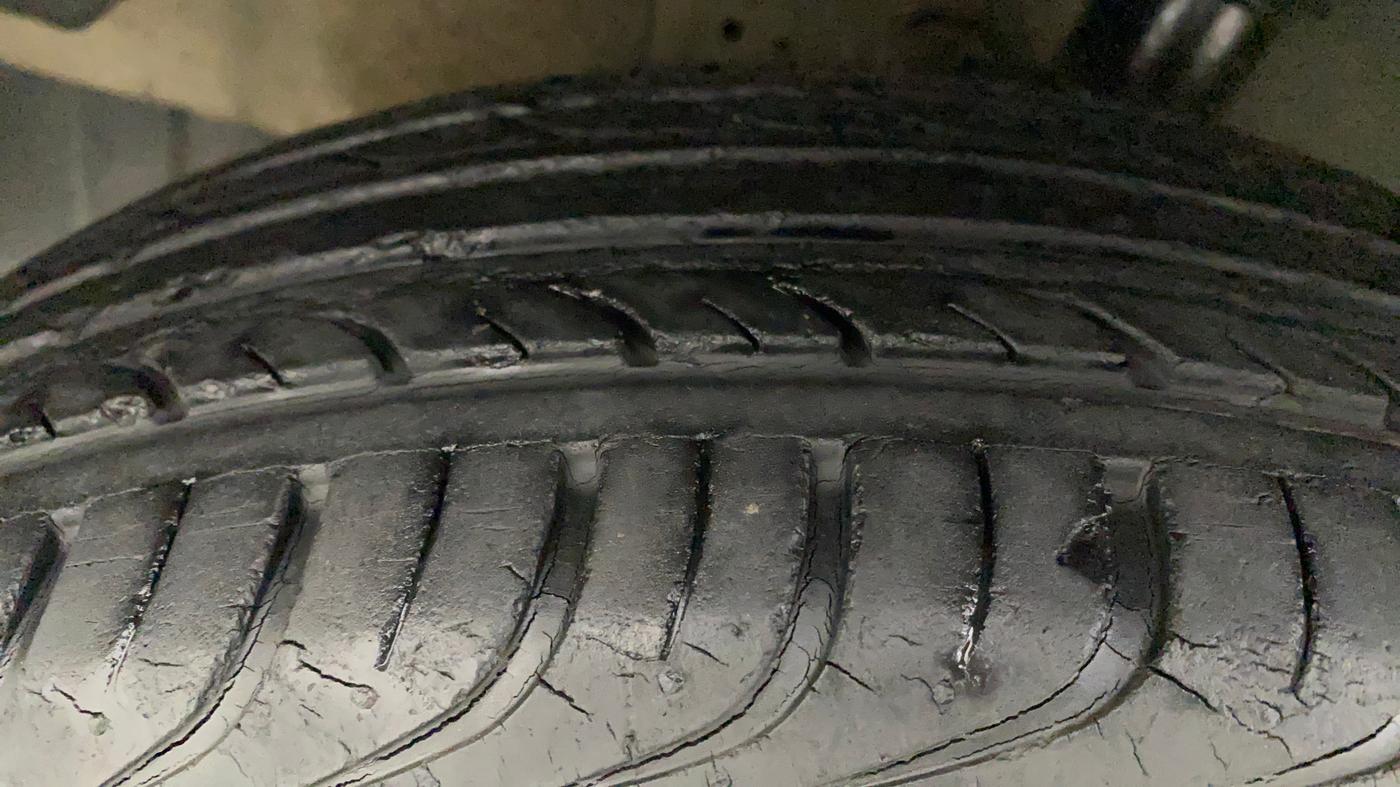 2011 Hyundai i20 MAGNA 1.2, Petrol, Manual, 21,831 km, Left Front Tyre Tread