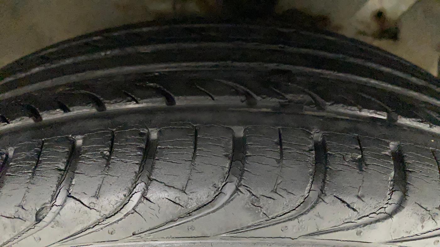 2011 Hyundai i20 MAGNA 1.2, Petrol, Manual, 21,831 km, Right Front Tyre Tread