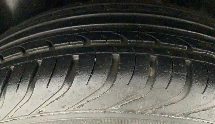 2012 Volkswagen Polo COMFORTLINE 1.2L PETROL, CNG, Manual, 38,225 km, Right Rear Tyre Tread