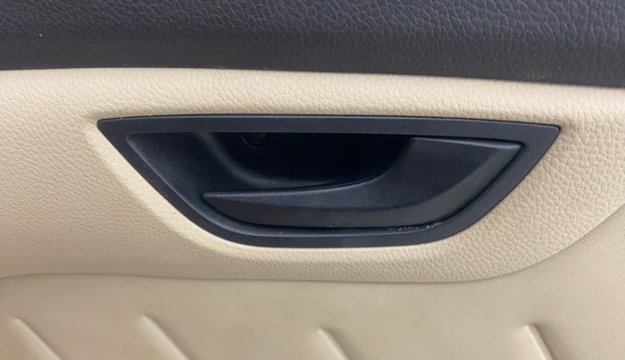 2015 Hyundai Eon D-LITE+, Petrol, Manual, 26,920 km, Driver Side Door Panels Control