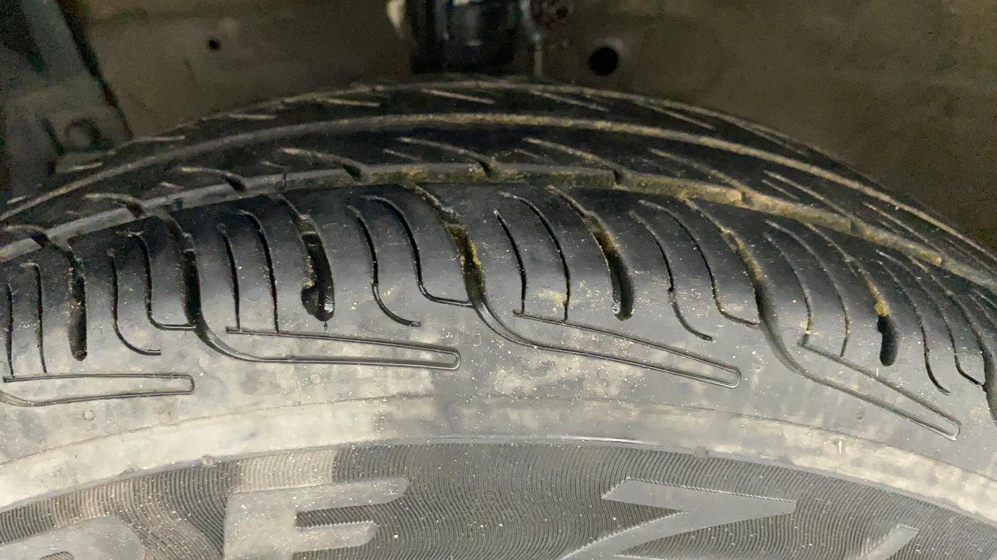 2013 Maruti Swift Dzire VXI, Petrol, Manual, 85,658 km, Left Front Tyre Tread