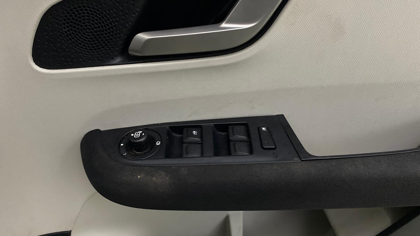 2024 Tata ALTROZ XZ PLUS SUNROOF CNG, CNG, Manual, 20,242 km, Driver Side Door Panels Control
