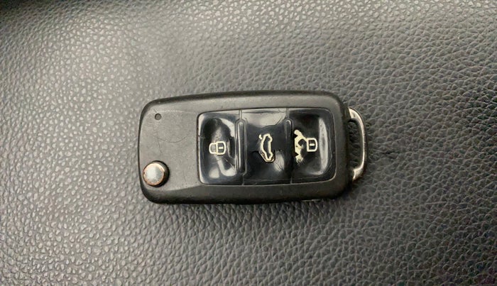 2018 Volkswagen Ameo HIGHLINE PLUS 1.0L 16 ALLOY, Petrol, Manual, 1,14,764 km, Key Close Up