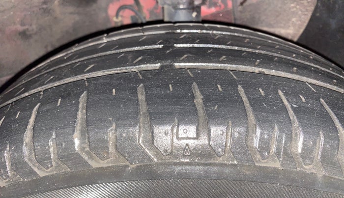 2015 Hyundai Elite i20 ASTA 1.4 CRDI (O), Diesel, Manual, 1,02,603 km, Right Front Tyre Tread