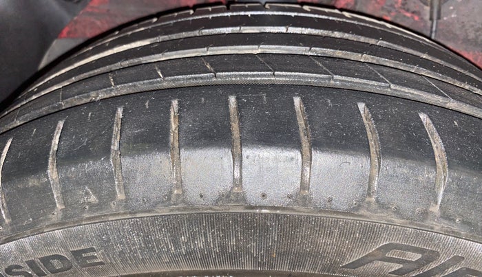 2015 Hyundai Elite i20 ASTA 1.4 CRDI (O), Diesel, Manual, 1,02,603 km, Right Rear Tyre Tread