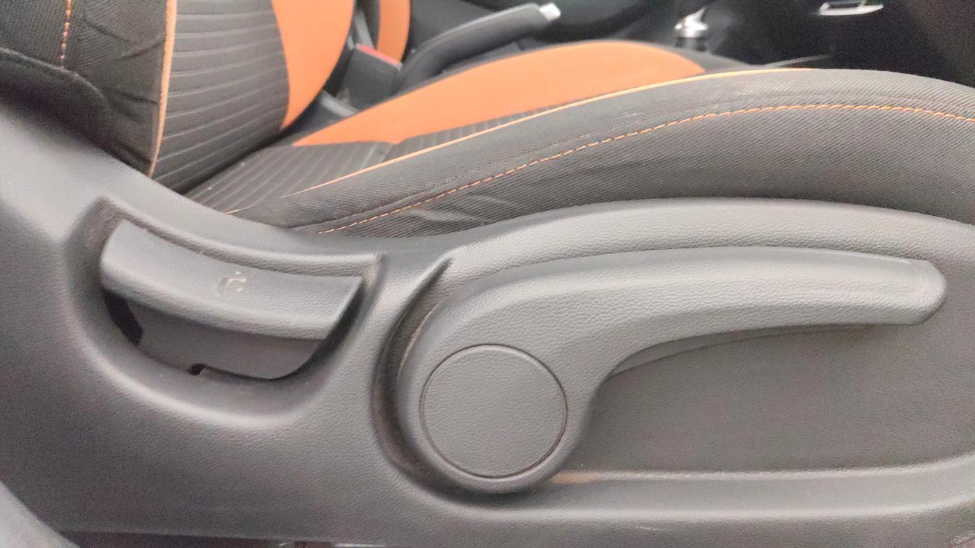 2017 Hyundai i20 Active 1.2 SX, Petrol, Manual, 60,992 km, Driver Side Adjustment Panel