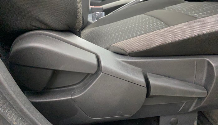 2024 Nissan MAGNITE N-Connecta B4D 1.0 Petrol MT Dual Tone, Petrol, Manual, 3,297 km, Driver Side Adjustment Panel