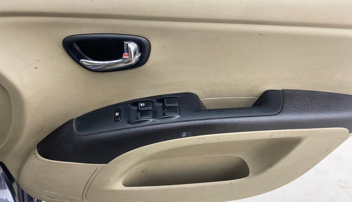 2016 Hyundai i10 SPORTZ 1.1, Petrol, Manual, 75,834 km, Driver Side Door Panels Control