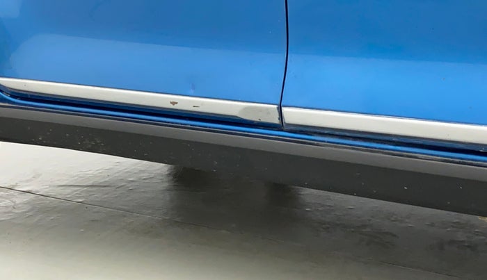 2017 Maruti IGNIS ZETA 1.2 AMT DUAL TONE, Petrol, Automatic, 29,406 km, Right running board - Paint is slightly faded
