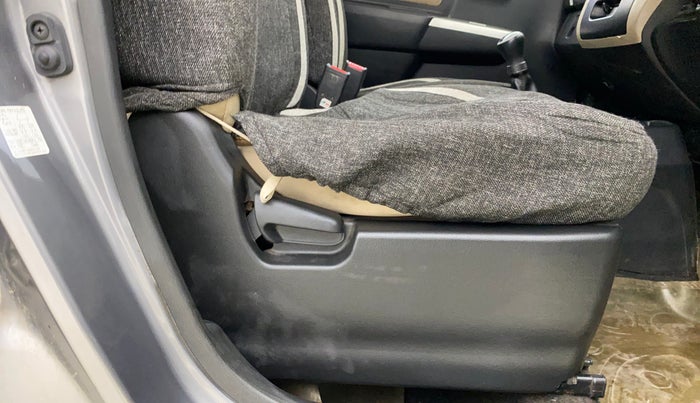 2017 Maruti Wagon R 1.0 LXI CNG, CNG, Manual, 72,753 km, Driver Side Adjustment Panel