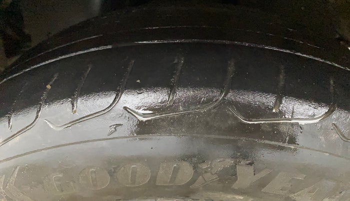 2022 Toyota Innova Crysta 2.7 VX 7 STR, Petrol, Manual, 60,927 km, Left Front Tyre Tread