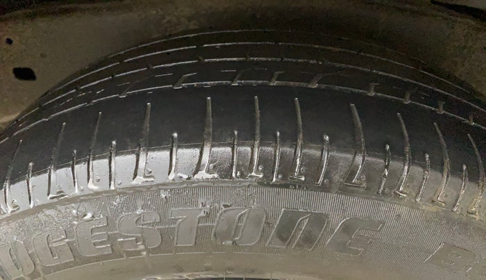 2022 Toyota Innova Crysta 2.7 VX 7 STR, Petrol, Manual, 60,927 km, Left Rear Tyre Tread