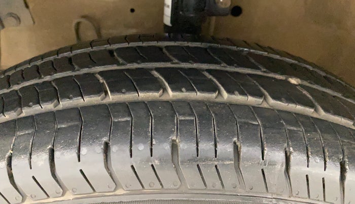 2016 Maruti Swift VXI, Petrol, Manual, 62,702 km, Left Front Tyre Tread