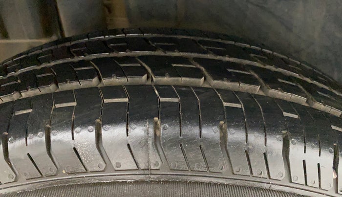 2016 Maruti Swift VXI, Petrol, Manual, 62,702 km, Right Rear Tyre Tread