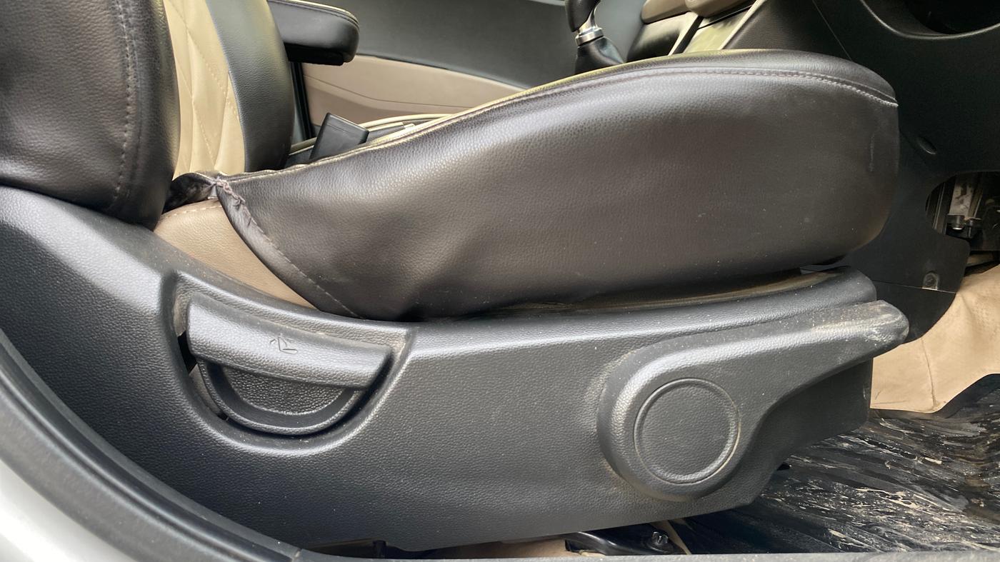 2018 Hyundai Xcent SX 1.2, Petrol, Manual, 59,245 km, Driver Side Adjustment Panel