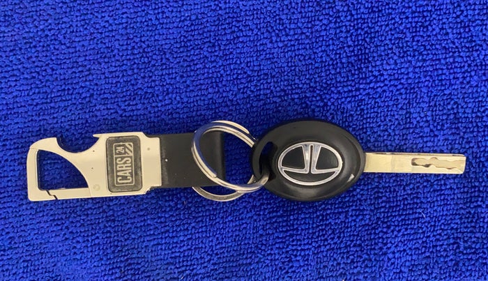 2021 Tata ALTROZ XE PETROL, Petrol, Manual, 36,796 km, Key Close Up