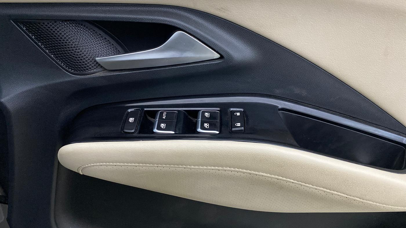 2023 MG HECTOR SHARP PRO 1.5 TURBO MT PETROL, Petrol, Manual, 33,012 km, Driver Side Door Panels Control